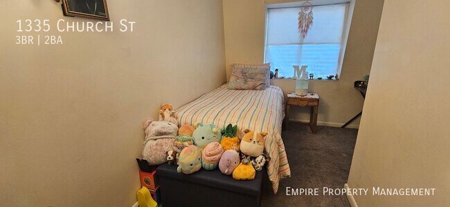 Building Photo - 3 Bedroom/1.5 Bathroom Town House in Fount...