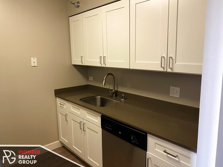 Building Photo - 2551 N Clark St