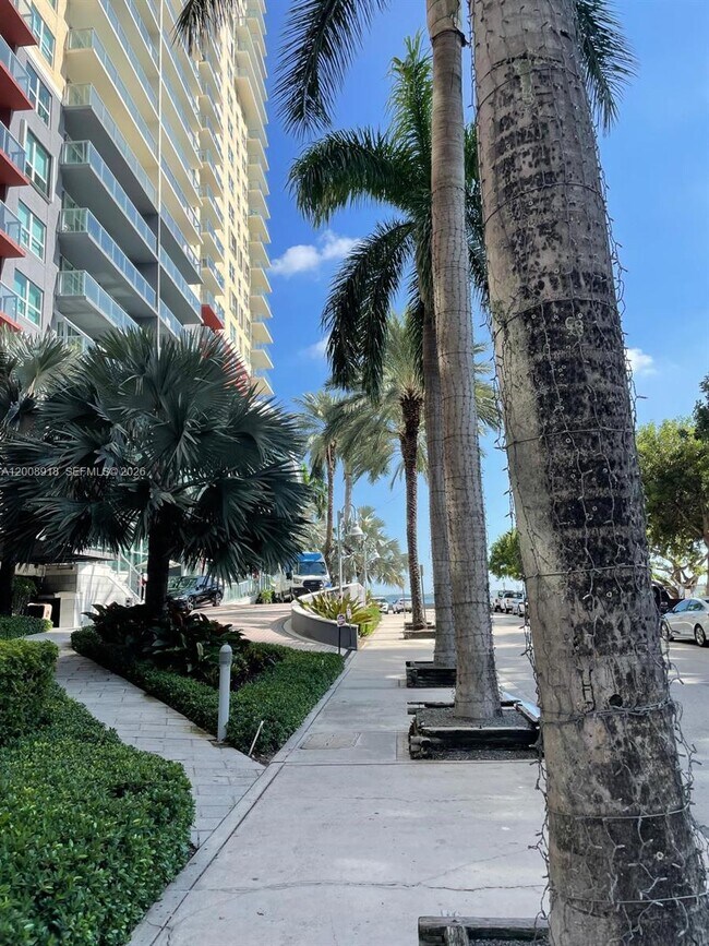 Building Photo - 1155 Brickell Bay Dr