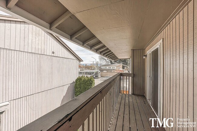 Building Photo - Bright Upper-Level 2 BD with Covered Deck