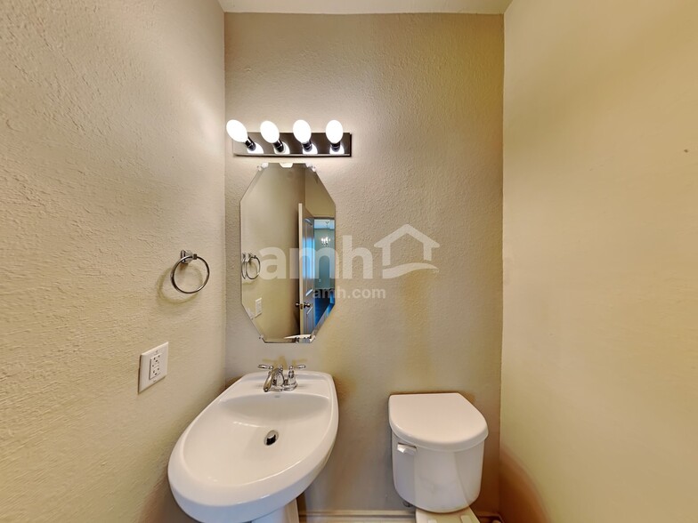 Building Photo - 33217 Wedgewood Dr