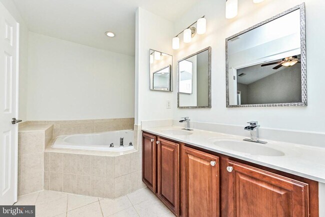 Building Photo - 4654 Hummingbird Ln