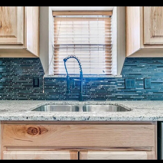Building Photo - This Beautiful 2 story has all the updates, including granite, luxury vinyl plank, new cabinets ,...