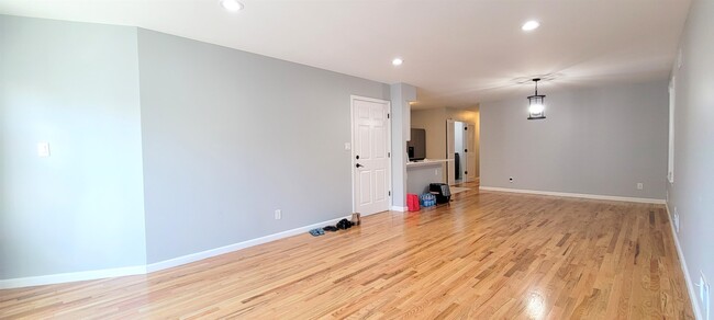 Building Photo - 11 Wallis Ave