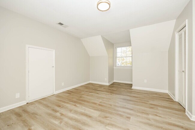 Building Photo - 311 Shadylake Dr