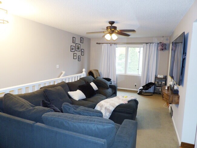 Building Photo - Spacious 3BR + Bonus Room in Inver Grove Heights – Attached Garage & Pet Friendly!