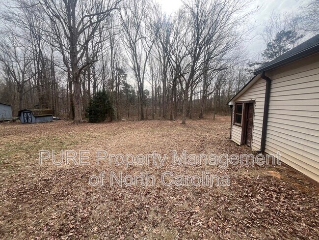 Building Photo - 3355 E Ridge Rd