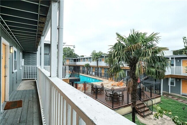 Building Photo - Amazing 1 bedroom off Manor rd.  Central Austin at its finest