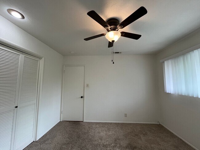 Building Photo - 1805 Oak St