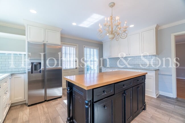 Building Photo - Spacious 5 Bedroom Home in the Heart of Sherwood Forest