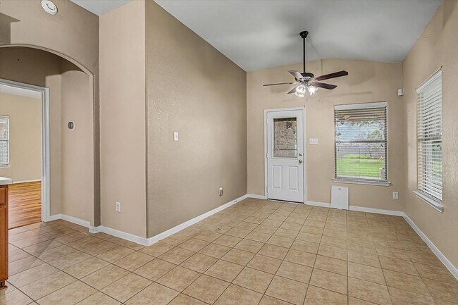 Building Photo - 630 W Newport Bend