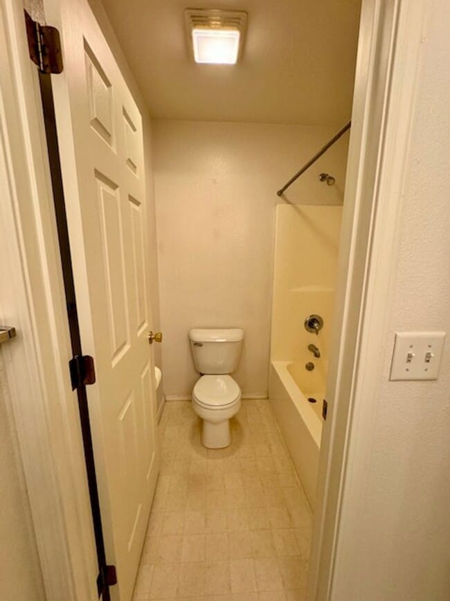 Building Photo - 3 Bedroom 2 Bath Centrally Located Condo