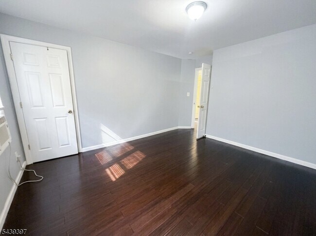 Building Photo - 289 Rose St