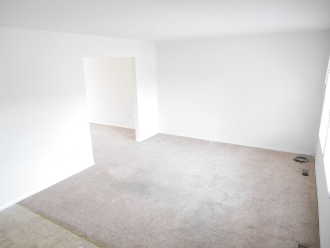 Building Photo - Olde Crofton Charm! Two Bedroom Townhome