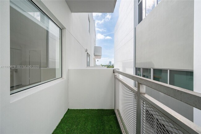 Building Photo - 1712 SW 2nd Ave