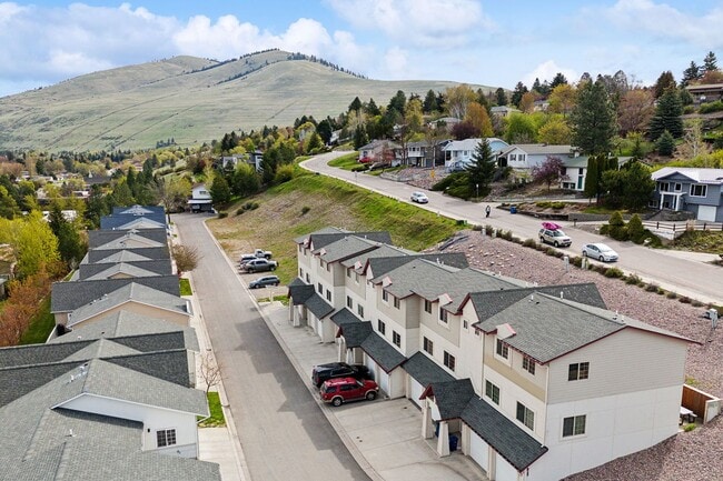 Building Photo - Spacious Sun-filled 3 bed 2.5 Bath Townhouse