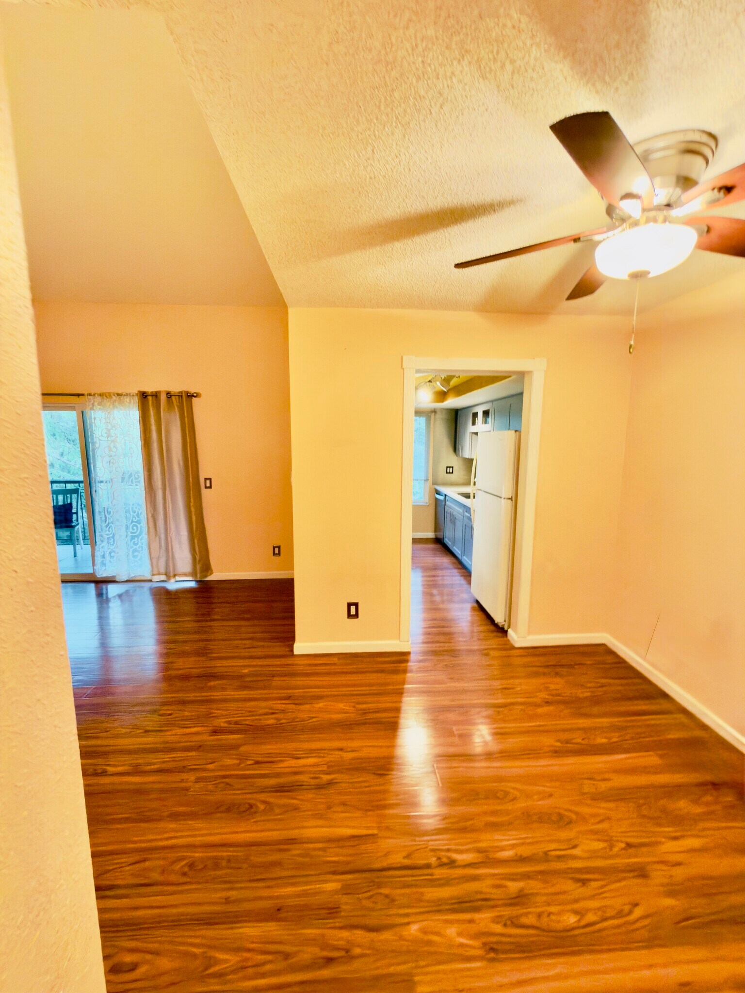 Building Photo - 4717 W Lake Sammamish Pky SE