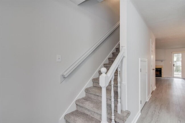 Building Photo - Remodeled 2 bedroom 1.5 bathroom townhome ...
