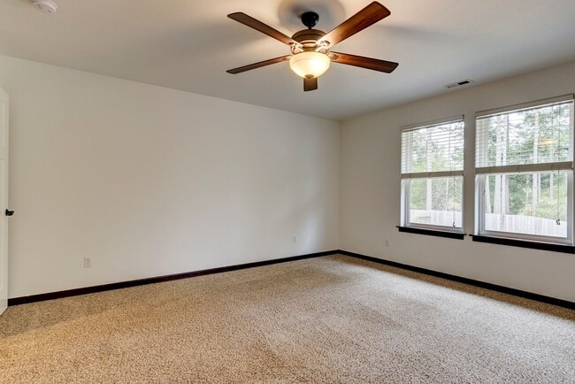 Building Photo - Stunning 3 Bed 2.5 Bath home in Fairway Point