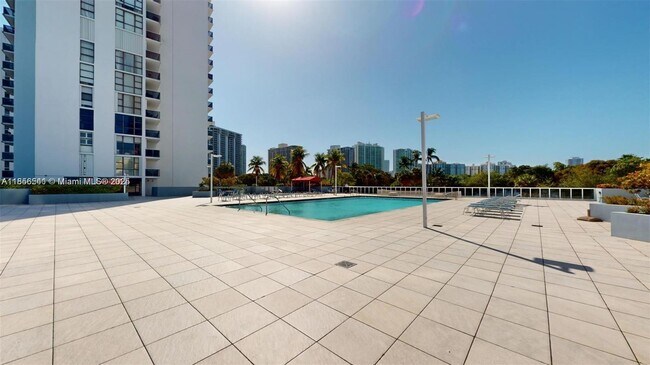Building Photo - 3625 N Country Club Dr