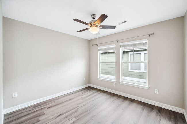 Building Photo - Modern 3BD, 2.5BA Cottonwood Condo with At...