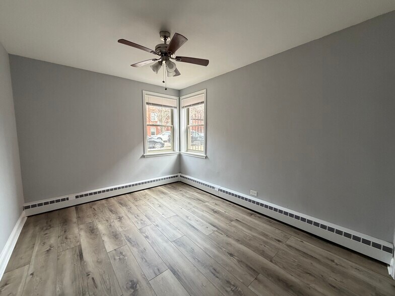 Building Photo - 2417 W Farragut Ave