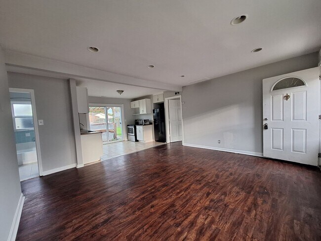 Building Photo - Ready to be your next home!  Three bedroom ranch is beautiful Roseville