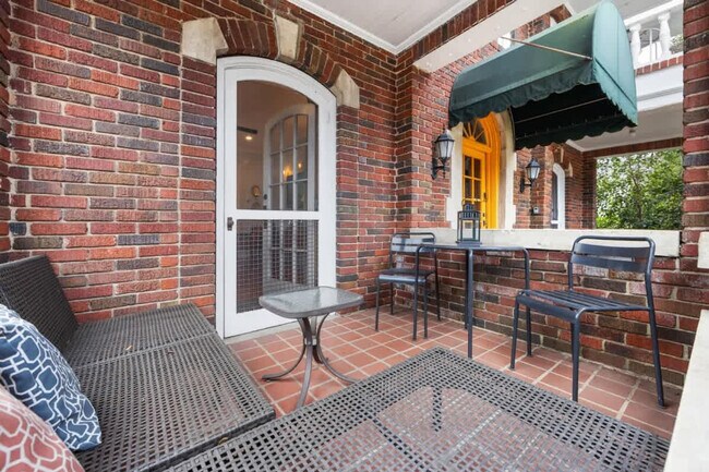 Building Photo - 536 Hawthorne Ln