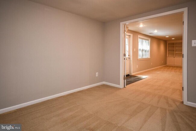 Building Photo - 1211 Vinita Ln