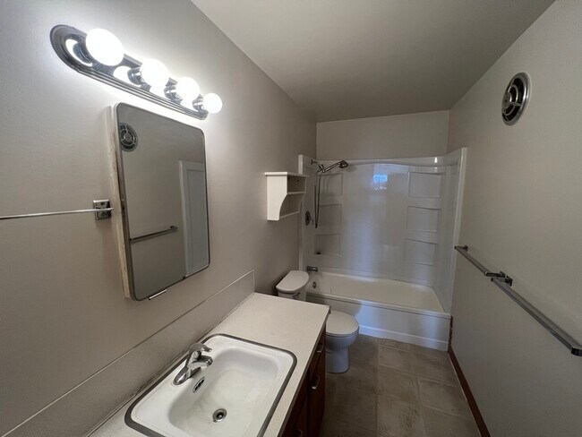 Building Photo - 1505 E Galer St