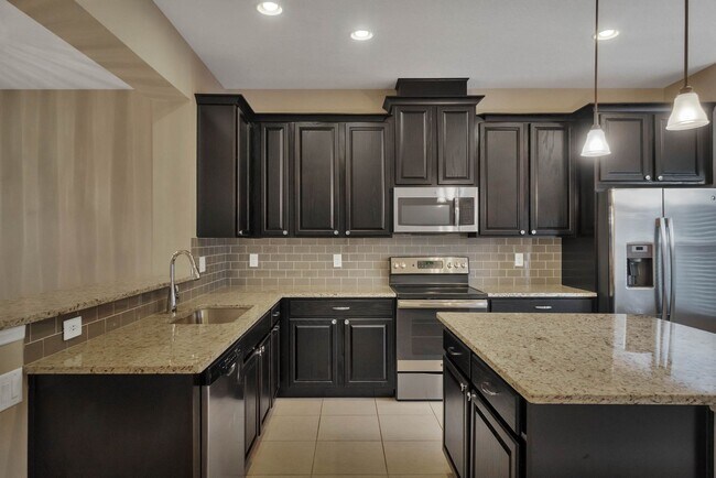 Building Photo - AVAILABLE NOW! 3/2.5/2 townhome close to H...