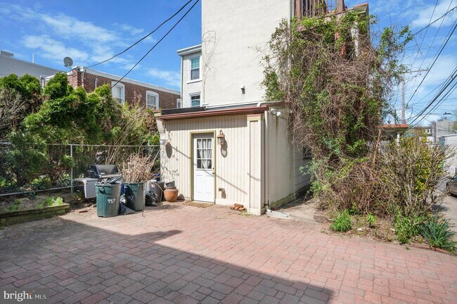 Building Photo - 447 Dupont St