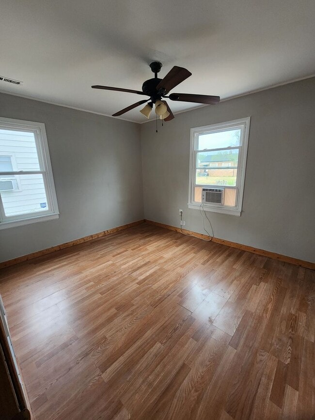 Building Photo - 2 Bedroom Ranch w/ Garage