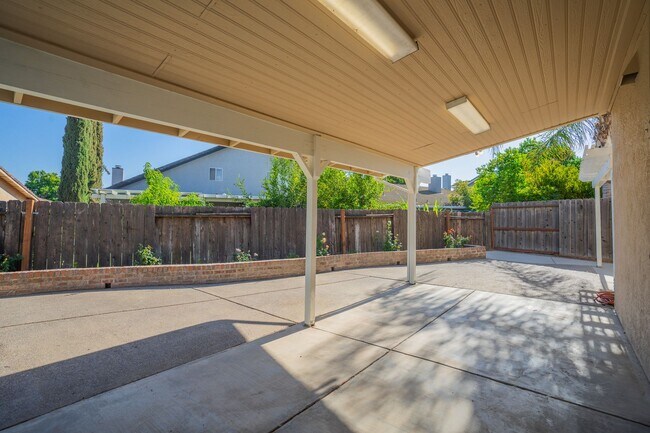 Building Photo - BEAUTIFUL 4 BEDROOM HOME WITH SWIMMING POOL!