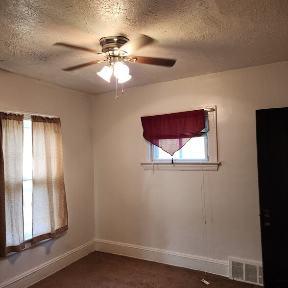 Bedrm - 3720 E 151st St