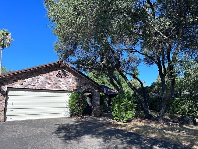 Building Photo - Three Bedroom Two Bathroom Home in Rescue