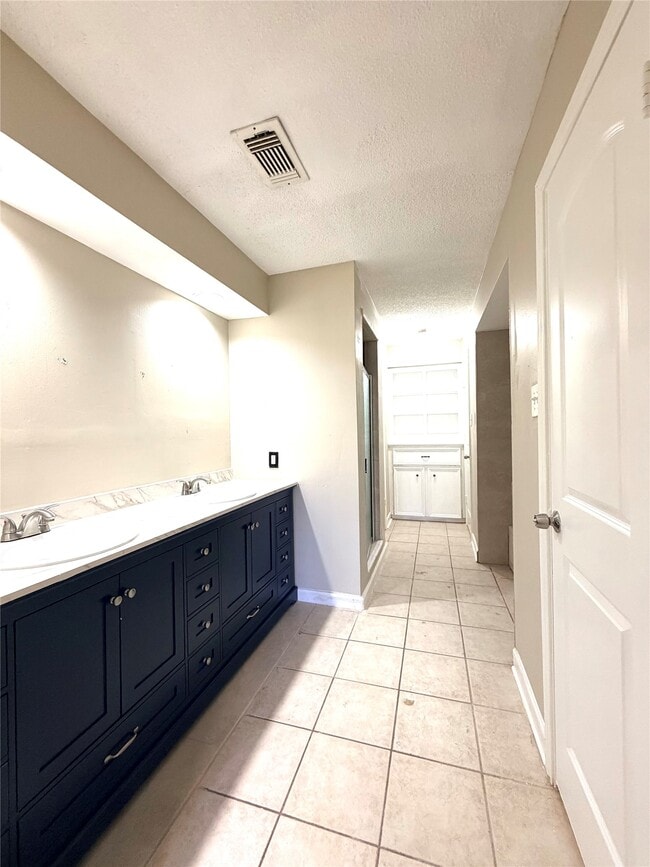 Building Photo - 3800 September Dr