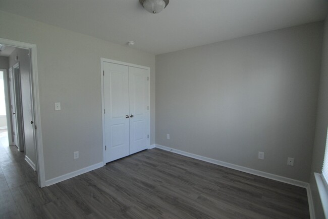 Building Photo - Immaculate maintained 3 bedroom 2 bathroom...
