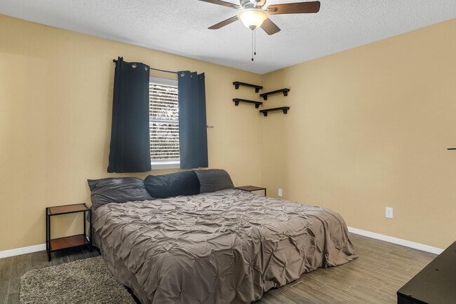 Building Photo - 5664 Longview Dr