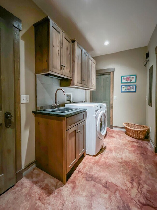 Building Photo - Enjoy Summer in Historic Breckenridge, Walk to Main Street! Bring your dog!