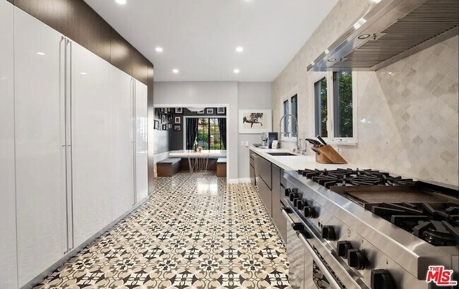 Building Photo - 1514 Sunset Plaza Dr