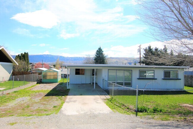Building Photo - ** 3-Bedroom ~ Upgraded ~ House for Rent in Sought After East Wenatchee **