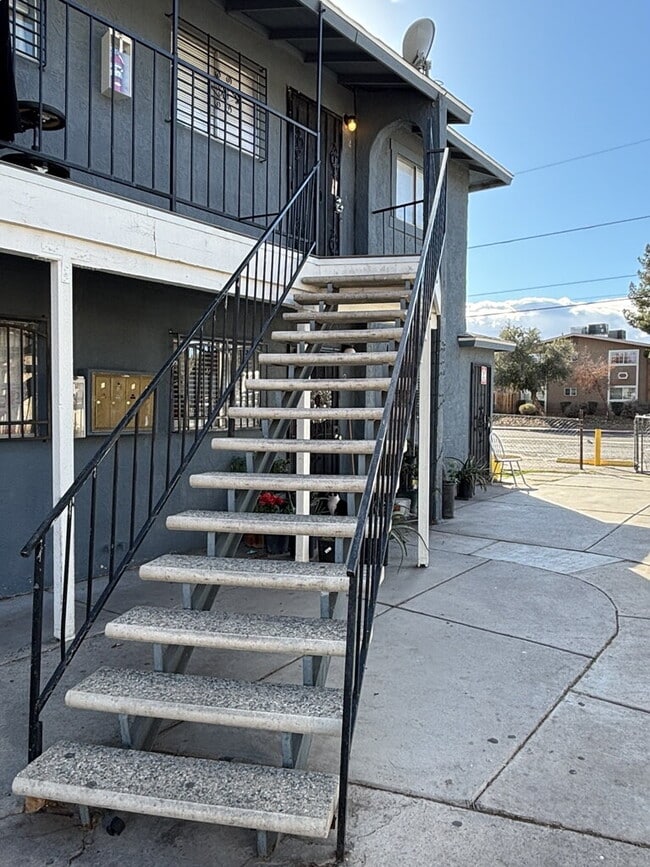 Building Photo - Charming 2-bedroom, 1-bath upstairs unit located in the Huntridge/Downtown Las Vegas area!