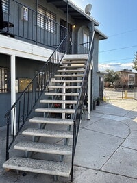 Building Photo - Charming 2-bedroom, 1-bath upstairs unit located in the Huntridge/Downtown Las Vegas area!