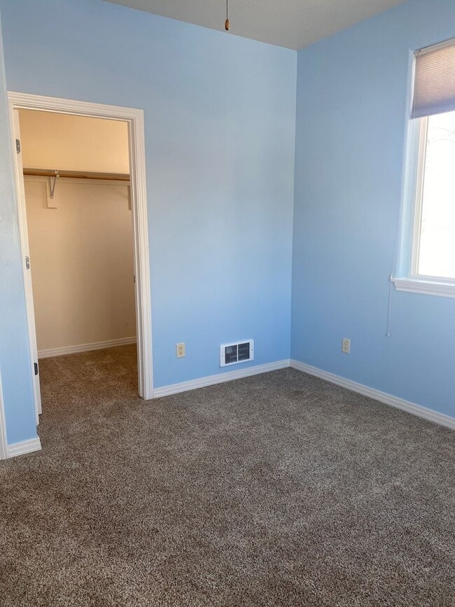 Building Photo - Spacious  3 bedroom 2.5 bathroom townhouse