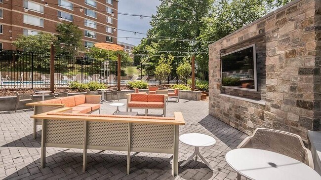 Building Photo - 1200 S Courthouse Rd