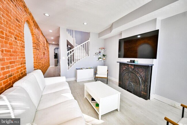 Building Photo - 1015 Riverside Ave