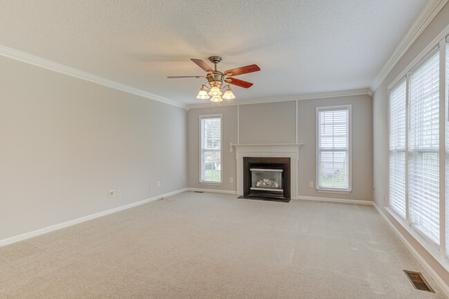 Building Photo - 2112 Echo Glen Ln