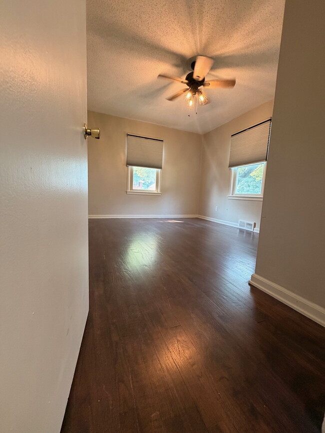 Building Photo - Charming 3-Bedroom  1-bath Kansas City Home with Beautiful Hardwood Floors!