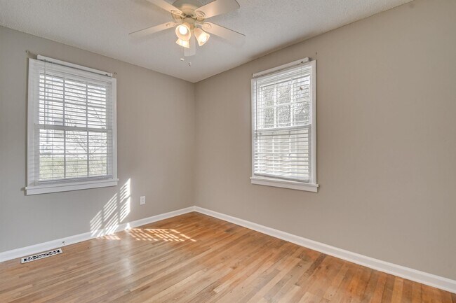 Building Photo - 1019 1/2 Bedford Dr